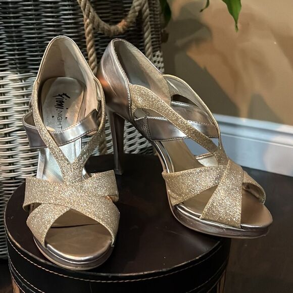 “Gold” sandals / Size 8.5 - Picture 10 of 11